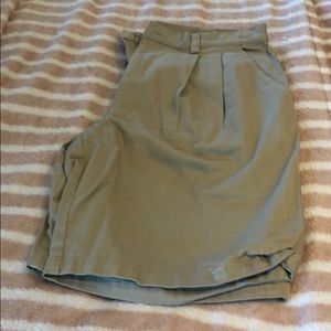 Men’s kaki shorts